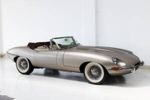 Image 2/35 de Jaguar E-Type (1968)