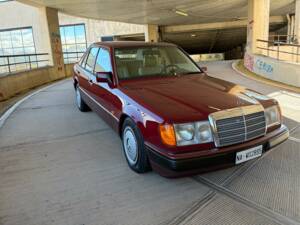 Image 2/50 of Mercedes-Benz E 200 (1993)