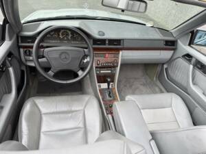 Bild 25/50 von Mercedes-Benz E 320 (1995)