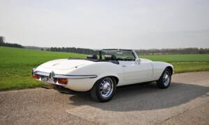 Image 2/39 of Jaguar E-Type V12 (1972)