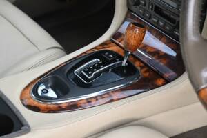 Image 29/50 of Jaguar XJ 8 4.2 (2006)