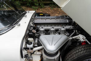 Image 13/17 of Jaguar E-Type (1969)