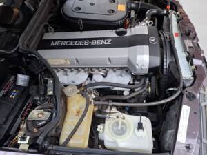 Image 24/42 of Mercedes-Benz 300 CE-24 (1993)