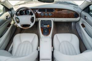 Image 31/91 de Jaguar XK8 4.0 (2000)