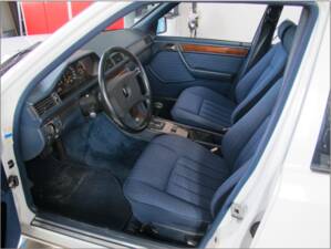 Image 5/71 of Mercedes-Benz 300 E 4-Matic (1990)