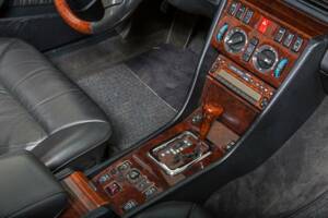 Bild 24/31 von Mercedes-Benz E 320 (1993)