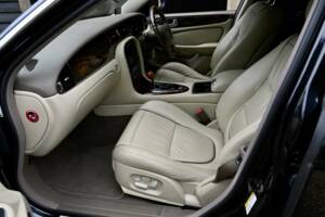 Image 35/50 of Jaguar XJ 8 4.2 (2006)