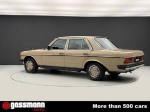 Image 6/15 de Mercedes-Benz 200 (1983)