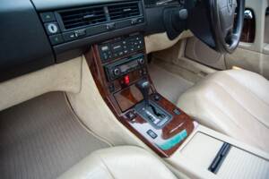 Image 17/28 of Mercedes-Benz 500 SL (1992)