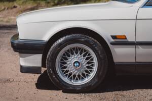 Bild 12/36 von BMW 318i (1991)