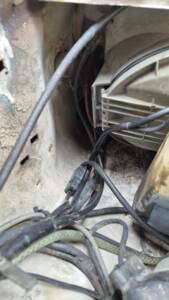 Rostfreier Raum unter dem linken Scheinwerfer