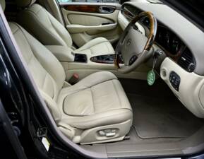 Image 24/50 of Jaguar XJ 8 4.2 (2006)