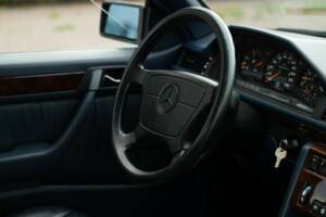 Bild 67/79 von Mercedes-Benz 200 CE (1993)