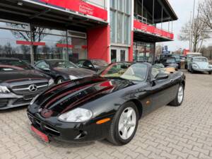 Image 2/34 of Jaguar XK8 4.0 (1997)