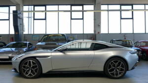 Image 1/37 of Aston Martin DB 11 V12 (2020)