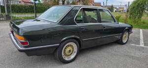 Image 2/11 of BMW 525i (1983)