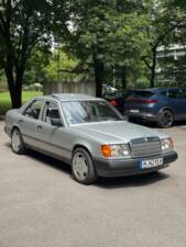 Image 2/32 of Mercedes-Benz 230 E (1987)