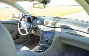 Image 26/49 of Mercedes-Benz CLK 280 (2006)