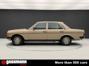 Image 5/15 de Mercedes-Benz 200 (1983)