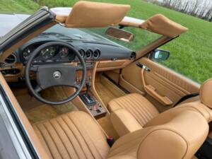 Afbeelding 2/8 van Mercedes-Benz 500 SL (1984)
