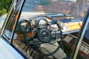 Image 14/50 of Mercedes-Benz 280 SE (1968)