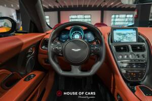 Image 19/25 of Aston Martin DBS Superleggera Volante (2020)