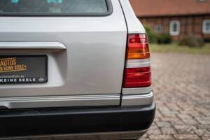 Imagen 14/72 de Mercedes-Benz 250 TD (1991)