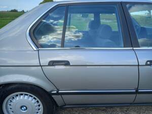 Bild 5/8 von BMW 735i (1987)