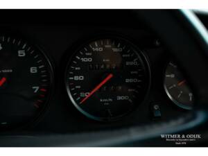 Image 33/42 of Porsche 911 Carrera 4 (1990)