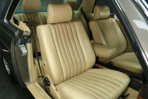 Image 22/30 of Mercedes-Benz 280 CE (1984)