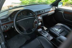 Immagine 26/44 di Mercedes-Benz 200 TE (1992)