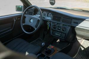 Image 24/50 de Mercedes-Benz 190 E (1988)