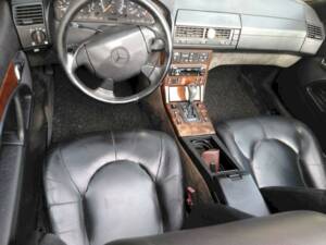 Image 30/40 of Mercedes-Benz SL 500 (1996)