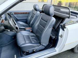 Image 17/36 of Mercedes-Benz E 200 (1994)