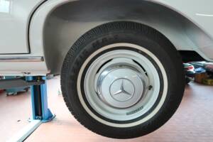 Image 40/50 of Mercedes-Benz 220 b (1965)