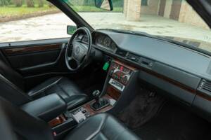 Image 21/49 of Mercedes-Benz 320 E (1993)