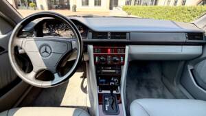Image 13/16 of Mercedes-Benz E 320 (1996)
