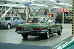 Image 10/50 de Mercedes-Benz 350 SE (1975)