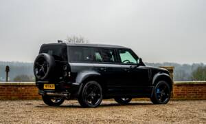 Image 3/50 de Land Rover Defender 110 V8 &quot;Bond Edition&quot; (2021)