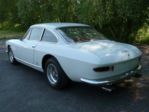 Image 4/17 of Ferrari 330 GT 2+2 (1964)