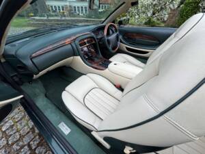 Image 39/44 of Aston Martin DB 7 Volante (1998)