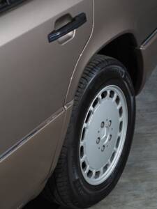 Bild 11/53 von Mercedes-Benz 300 E 4-Matic (1993)