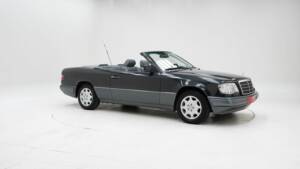 Image 3/15 of Mercedes-Benz E 220 (1994)