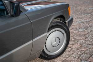 Immagine 2/73 di Mercedes-Benz 190 D 2.5 (1990)