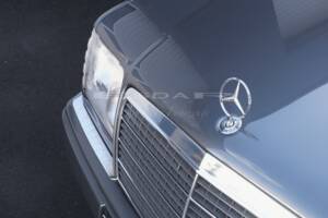 Bild 8/31 von Mercedes-Benz E 200 (1996)