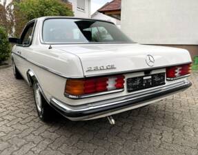Image 6/24 de Mercedes-Benz 230 CE (1985)