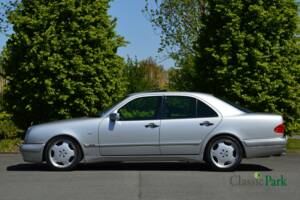 Image 2/50 de Mercedes-Benz E 50 AMG (1996)