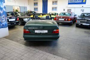 Image 30/38 of Mercedes-Benz 300 CE-24 (1992)