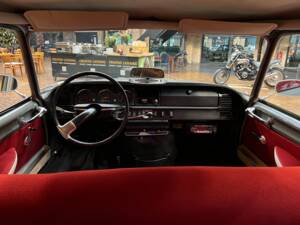 Image 17/30 of Citroën DS 20 Familiale (1970)