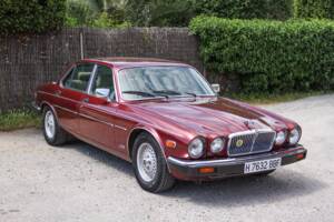 Image 1/44 of Jaguar XJ 12 (1990)